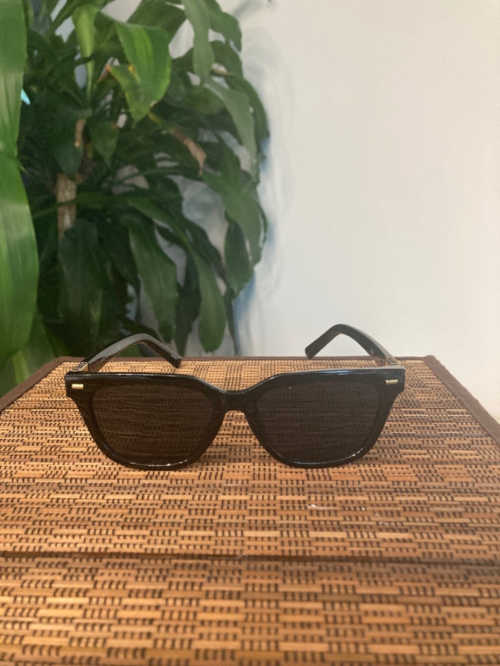 Gold Accent Bold Square Frame Sunglasses (Black )81048
